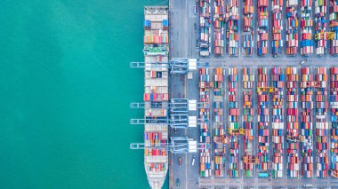Hava üstten görünüm kapsayıcı kargo gemisi, iş ithalat ihracat lojistik ve uluslararası taşımacılığı containr kargo gemisi açık denizde.