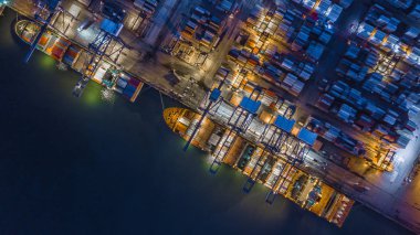 Gece, iş lojistik ve uluslararası nakliye gemi açık denizde çalışan hava üstten görünüm kapsayıcı kargo gemisi.