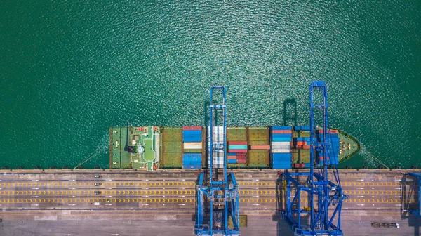 Hava üstten görünüm kapsayıcı kargo gemisi, iş ithalat ihracat lojistik ve uluslararası taşımacılığı containr kargo gemisi açık denizde.