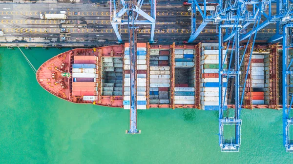 Hava üstten görünüm kapsayıcı kargo gemisi, iş ithalat ihracat lojistik ve uluslararası taşımacılık konteyner kargo gemisi açık denizde tarafından.