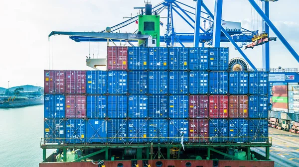 貨物コンテナー 行のインポート エクスポート ビジネスと物流 輸送のコンテナーのスタック — ストック写真