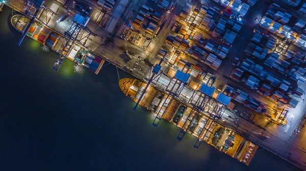 Gece, iş lojistik ve uluslararası nakliye gemi açık denizde çalışan hava üstten görünüm kapsayıcı kargo gemisi.