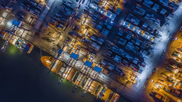 Gece, iş lojistik ve uluslararası nakliye gemi açık denizde çalışan hava üstten görünüm kapsayıcı kargo gemisi.