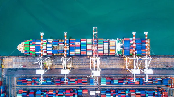 Hava üstten görünüm kapsayıcı kargo gemisi, iş ithalat ihracat lojistik ve uluslararası taşımacılık açık denizde gemi tarafından.