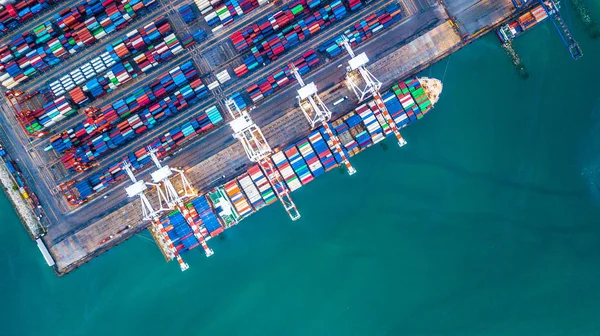 Hava üstten görünüm kapsayıcı kargo gemisi, iş ithalat ihracat lojistik ve uluslararası taşımacılık açık denizde gemi tarafından.