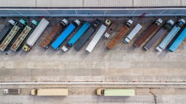 Logostik merkezde boşaltılan kamyon ve kargo karavanının hava görüntüsü..