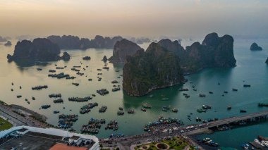 Havadan görünümü rock Island Halong Bay City, Vietnam, Güneydoğu Asya, Unesco Dünya Mirası önemsiz mavi yolculuk Ha uzun Bay, popüler Simgesel Yapı ve ünlü hedef Vietnam.