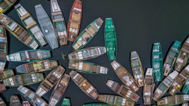 Havadan görünümü kürek tekne tekne, seyahat turistler Tam Coc, Ninh Binh, Vietnam, Tam Coc, yolcu bekliyor.