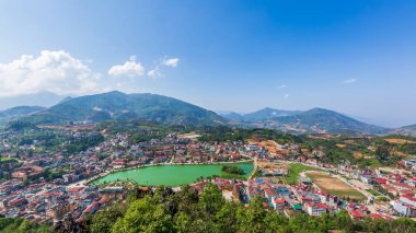 Havadan görünümü Sapa şehir manzaralı üst Mount Hamrong Sapa City, Lao Cai, Sapa, Vietnam.