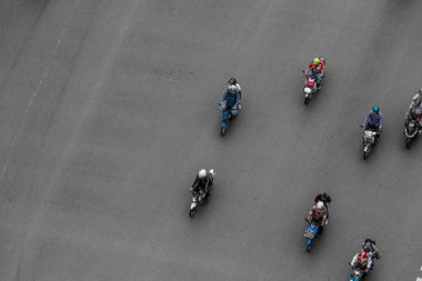 İnsanlar üzerinde motosiklet hava üstten görünüm vurdu, seçici odak Road yolda hareket ediyor hareket bulanıklığı.