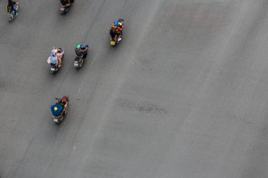 İnsanlar üzerinde motosiklet hava üstten görünüm vurdu, seçici odak Road yolda hareket ediyor hareket bulanıklığı.