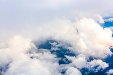 Bulutlar hava uçaktan, bulutlar ile fantastik arka plan üzerinde.