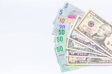Beyaz arka plan, rufiyaa bill ve dolar banknotunun üzerinde Maldivler ve Amerika dolar para.
