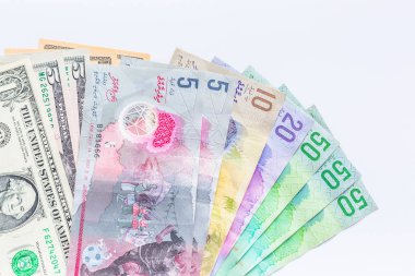 Beyaz arka plan, rufiyaa bill ve dolar banknotunun üzerinde Maldivler ve Amerika dolar para.