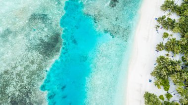 Hava üstten görünüm tropik ada beyaz kum plaj ile mavi lagün deniz gökyüzü Maldivler Island, güzel tropikal Maldivler resort otel.