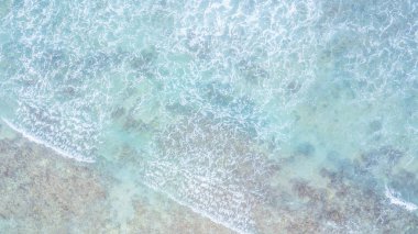 Dalgalar okyanus ve mercan resifleri Indean okyanus, Maldivler Island Hava üstten görünüm