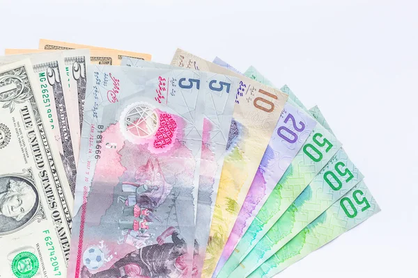 Geld Der Malediven Und Amerikanischer Dollarschein Auf Weißem Hintergrund Rufiyaa — Stockfoto