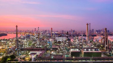 Havadan görünümü Petrokimya sanayi petrol rafinerisi şehir arka plan ile gün batımında.