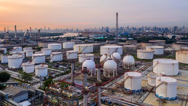 Luchtfoto Petrochemische Industriële Olieraffinaderij Bij Zonsondergang Met Stad Achtergrond — Stockfoto