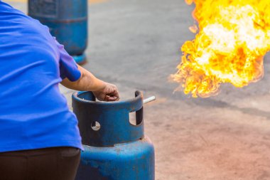 El çalışma vana ile yemek pişirmek için Lpg silindir ateş, vanayı Lpg kapat
