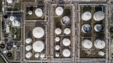 Petrol rafineri tesisi, Top havadan görünümü beyaz yakıt depolama tankı görüntülemek beyaz endüstriyel tankları petrol ve petrol için.