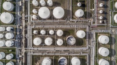 Petrol rafineri tesisi, Top havadan görünümü beyaz yakıt depolama tankı görüntülemek beyaz endüstriyel tankları petrol ve petrol için.