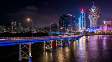 Geceleri Macau şehri, tüm otel ve kuleler mavi gökyüzü, Macau, Çin ile renklenir..