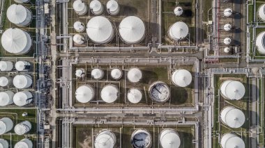 Petrol rafineri tesisi, Top havadan görünümü beyaz yakıt depolama tankı görüntülemek beyaz endüstriyel tankları petrol ve petrol için.