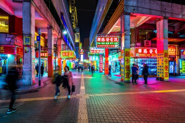 MACAU - 9 Ocak 2019 'da şehir merkezindeki caddede Macau yürüyüş sokağında birçok insanla birlikte akşam saatlerinde bir sürü marka alışverişi yapan.
