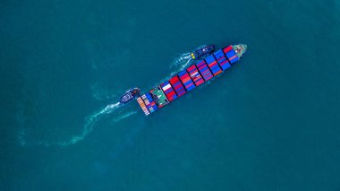 İthalat ve ihracat için konteynır taşıyan konteyner gemisi, ticari lojistik ve taşımacılık açık denizde gemi, Aerial view kargo konteynır gemisi .