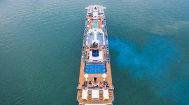 Denizde büyük bir yolcu gemisi, yolcu gemisi, Tayland Körfezi 'nden geçiyor..