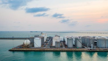Sıvı kimyasal tank terminali, sıvı kimyasal ve petrokimyasal ürün deposu, havadan görüş.