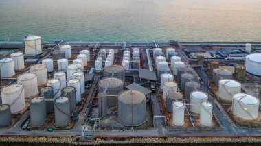 Sıvı kimyasal tank terminali, sıvı kimyasal ve petrokimyasal ürün deposu, havadan görüş.