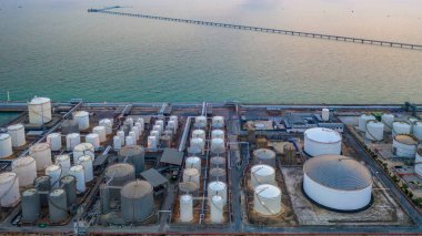 Sıvı kimyasal ve petrokimya ürünleri deposu, Hava görünümü.