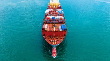 İthalat ve ihracat için konteynır taşıyan konteyner gemisi, Aerial view ticari lojistik ve yük taşımacılığı açık denizde gemiyle.