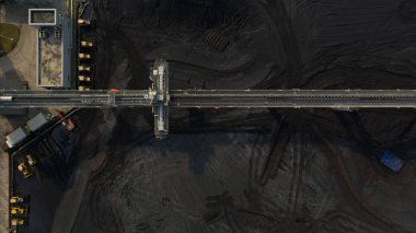 Kömür depolama ve buldozer, hava manzaralı kömür madenciliği endüstrisi..