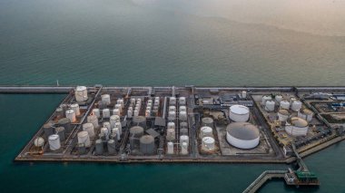 Sıvı kimyasal tank terminali, sıvı kimyasal ve petrokimyasal ürün deposu, havadan görüş.