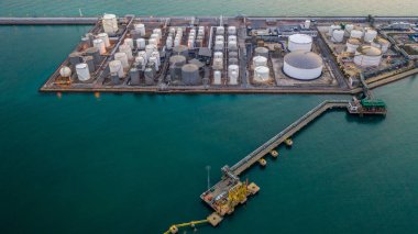Sıvı kimyasal tank terminali, sıvı kimyasal ve petrokimyasal ürün deposu, havadan görüş.