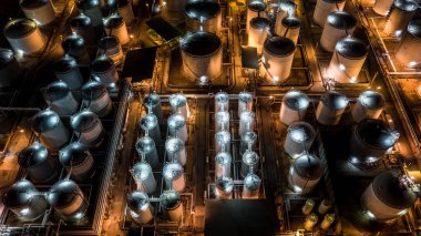 Sıvı kimyasal tank terminali, sıvı kimyasal ve petrokimyasal ürün deposu, gece hava manzarası.