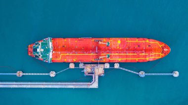 Petrol / Kimyasal tanker gemisi limanda yükleniyor, tanker gemisi lojistik ithalat ve taşımacılık, hava manzarası.
