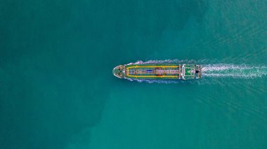 Tanker gemisi hava görüntüsü, petrol tankeri ve petrol tankeri açık okyanusta yol alıyor..