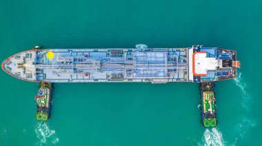 Tanker gemisi liman görüntüsüne yukarıdan yükleniyor, Tanker gemisi lojistik ihracat işi ve ulaşım, hava görüntüsü.