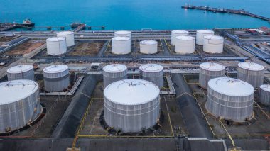 Petrol ve petrokimya deposu, petrol ve petrokimya ürünleri için hazır bir lojistik ve Ulaştırma iş. Havadan görünümü.