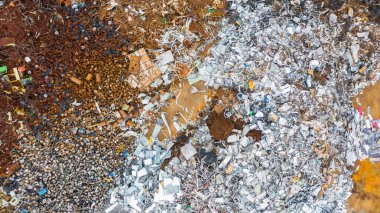 Geri dönüşüm endüstrisindeki hurda metal parçaları, iş geri dönüşümü, atık ayrımı, hava manzarası.