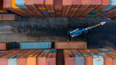 Konteynır kargo konteynırında Forklift kamyonuyla yükleniyor..