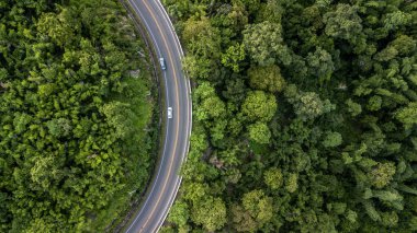 Orman yolu, Güney Doğu Asya, Tayland bir orman yoluyla geçen bir il yolu havadan görünümü havadan görünümü.