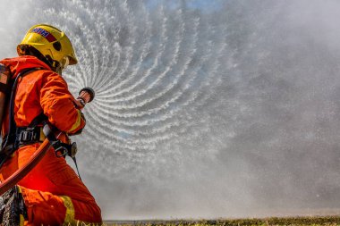 Söndürücü ve su hortum dan yangınla mücadele için kullanarak kopya alanı ile ateş için yüksek basınçlı su püskürtme itfaiyeci itfaiyeci.