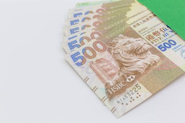 Hong Kong Doları banknot para yeşil zarf üzerinde beyaz arka plan, beş yüz Hong kong Doları.