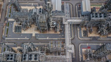 Büyük petrol rafinerisi, rafineri tesisi, rafineri fabrika havadan görünümü.