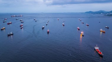 Denizde limanda hava görünümünü petrol tankeri ve Gaz tankeri yükleme 